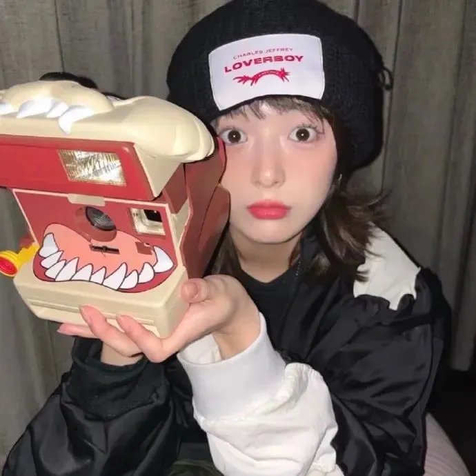 隔楼女孩：我们之间的层距